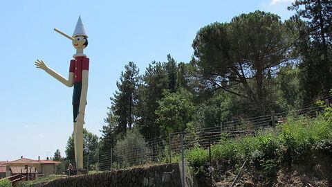 Pinocho estatua, Collodi