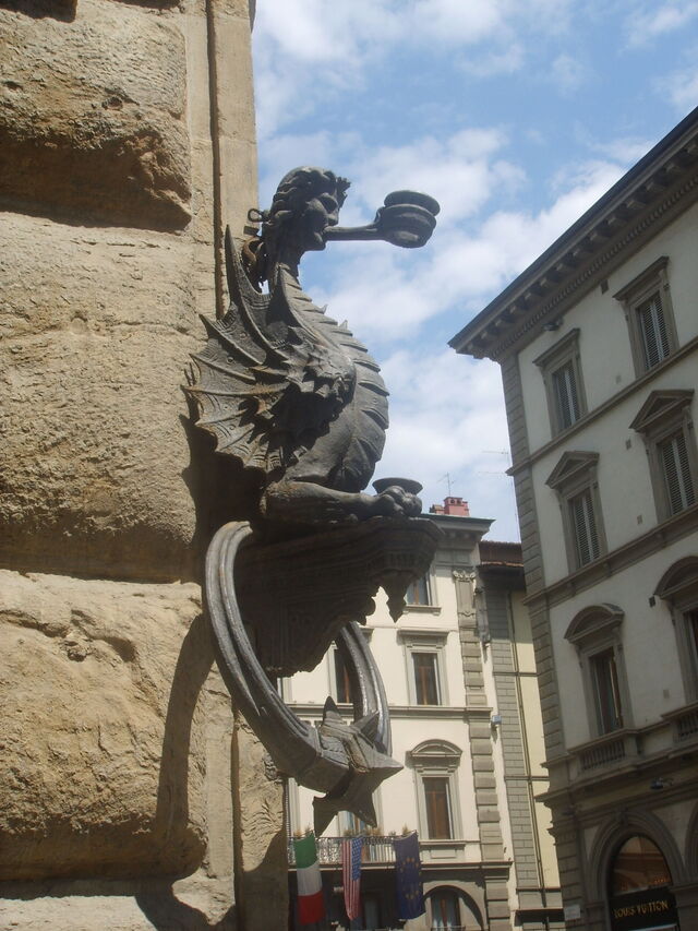 Palacio Strozzi, detalles exteriores