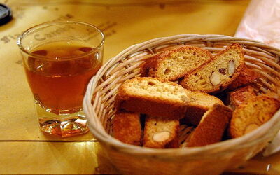 Biscotti y vaso de vin Santo