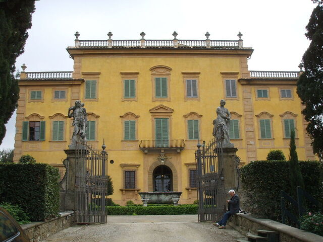 Villa La Pietra, fachada