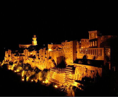 Vista de Pitigliano por la noche