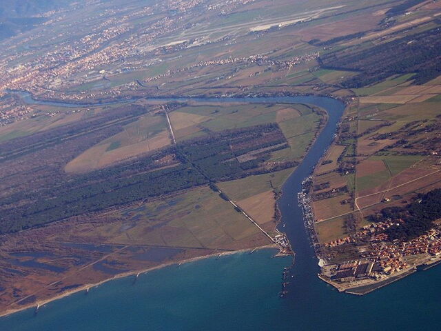 El Río Arno encontrándose con el mar en Pisa