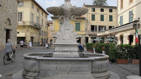 Fuente de la plaza principal en Camaiore