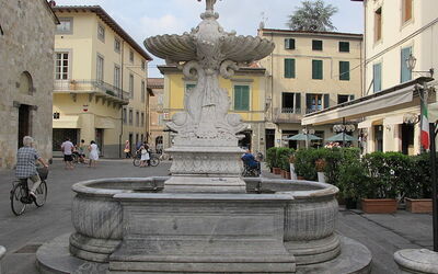 Fuente de la plaza principal en Camaiore