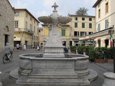 Fuente de la plaza principal en Camaiore