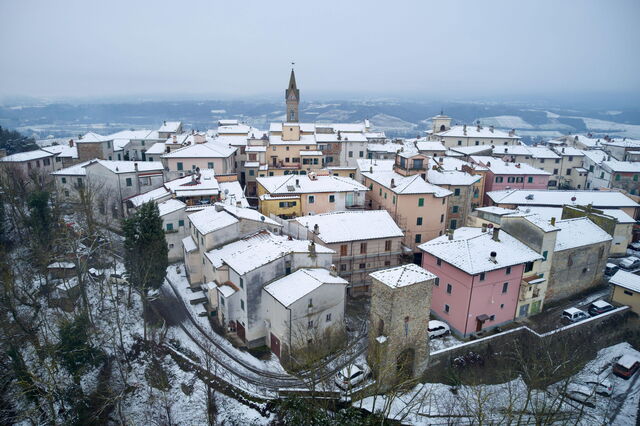 El pueblo toscano de Laterina con nieve