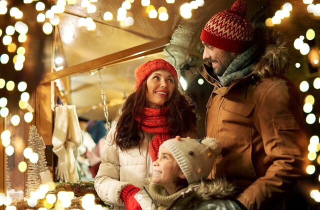 Familia en un mercado navideño
