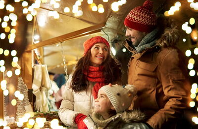 Familia en un mercado navideño