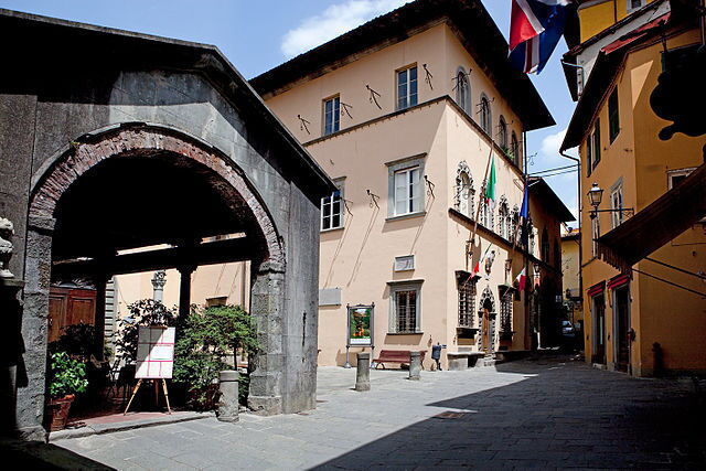 Loggia y ayuntamiento en el centro de Barga
