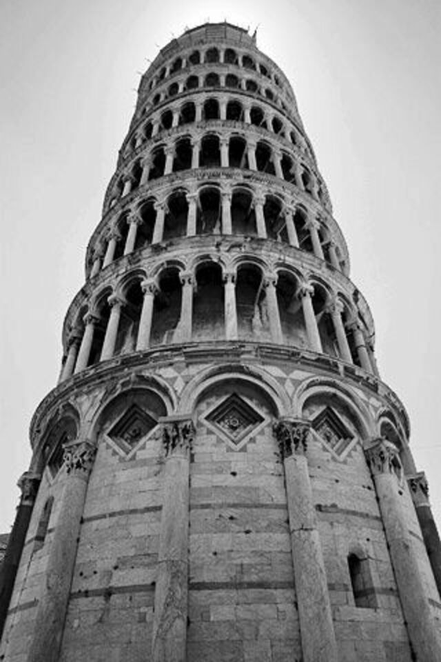 Vista de la Torre inclinada de Pisa desde el suelo