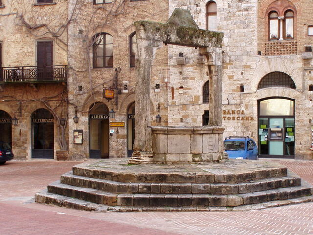 cisterna en la plaza de San Gimignano