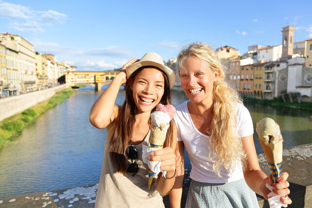 Amigas comiendo helado en Florencia