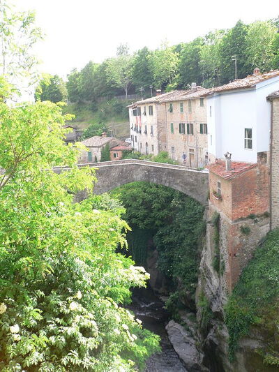 Entrada por el puente a Loro Ciuffenna