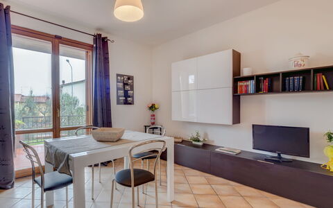 La Casina Del Canneto: Propiedad, Habitación, Diseño De Interiores, Mueble, Edificio, Bienes Raíces, Sala, Casa, Amarillo, Suelo