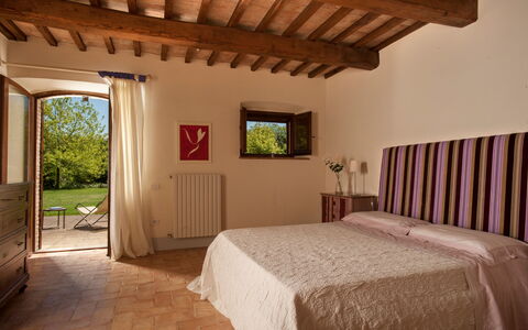 Casale Porano: Habitación, Habitación, Propiedad, Mueble, Techo, Edificio, Cama, Diseño De Interiores, Sábana, Casa