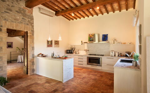 Casale Porano: Propiedad, Habitación, Edificio, Diseño De Interiores, Mueble, Mostrador, Casa, Techo, Cocina, Suelos De Madera