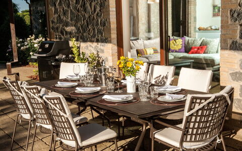 Casale Porano: Mueble, Habitación, Mesa, Propiedad, Comedor, Mesa Al Aire Libre, Diseño De Interiores, Casa, Silla, Cocina Y Comedor Mesa