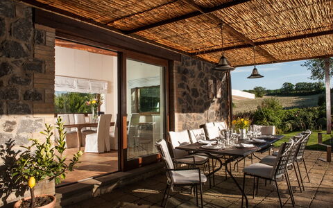 Casale Porano: Propiedad, Edificio, Casa, Habitación, Bienes Raíces, Diseño De Interiores, Patio, Casa, Mueble, Techo