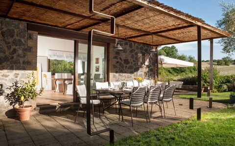 Casale Porano: Propiedad, Casa, Edificio, Patio, Bienes Raíces, Casa, Patio Interior, Porche, Yarda, Sombra