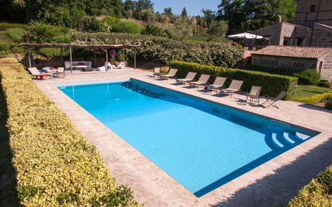 Casale Porano: Piscina, Propiedad, Hierba, Casa, Rectángulo, Ocio, Bienes Raíces, Villa, Edificio, Vacaciones