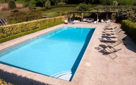 Casale Porano: Piscina, Propiedad, Ocio, Casa, Bienes Raíces, Vacaciones, Hierba, Rectángulo, Villa, Sunlounger