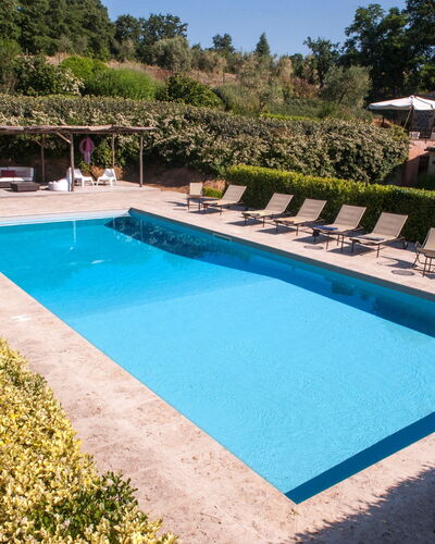 Casale Porano: Piscina, Propiedad, Hierba, Casa, Rectángulo, Ocio, Bienes Raíces, Villa, Edificio, Vacaciones