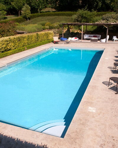 Casale Porano: Piscina, Propiedad, Ocio, Casa, Bienes Raíces, Vacaciones, Hierba, Rectángulo, Villa, Sunlounger