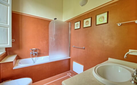 Villa Fiamma: Lavabo, Grifo, Arreglo De Tubería, Propiedad, Espejo, Lavabo Del Baño, Bañera, Baño, Diseño De Interiores, Arquitectura