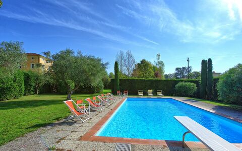 Villa Fiamma: Nube, Planta, Agua, Cielo, Propiedad, Piscina, Azur, Árbol, Cuerpo De Agua, Sombra