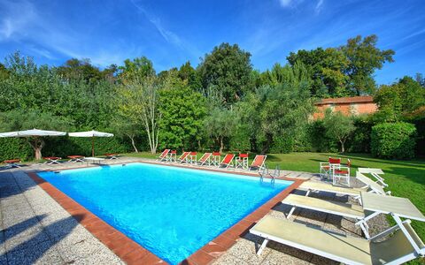 Villa Fiamma: Agua, Cielo, Nube, Propiedad, Planta, Piscina, Azur, Rectángulo, Sombra, Silla