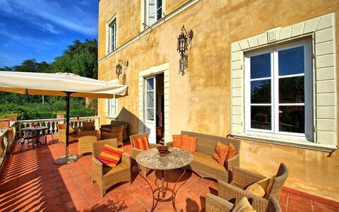 Villa Fiamma: Ventana, Propiedad, Cielo, Madera, Edificio, Diseño De Interiores, Arquitectura, Sombra, Silla, Planta