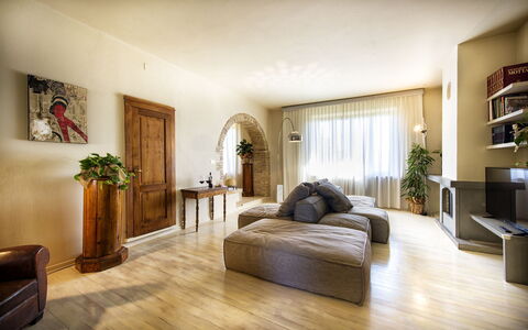 Villa Piazza Della Fortezza: Habitación, Diseño De Interiores, Mueble, Propiedad, Suelo, Edificio, Suelos De Madera, Habitación, Sala, Suelo Laminado