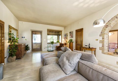 Villa Piazza Della Fortezza: Propiedad, Habitación, Edificio, Mueble, Diseño De Interiores, Sala, Bienes Raíces, Casa, Casa, Techo