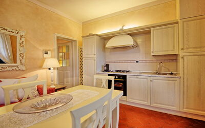 Lentisco: Mueble, Habitación, Propiedad, Mostrador, Diseño De Interiores, Edificio, Suelo, Gabinetes, Cocina, Techo