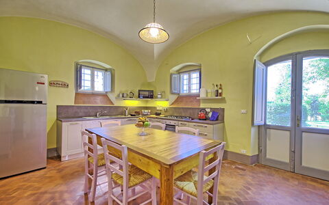 Villa Marietta: Habitación, Propiedad, Mueble, Edificio, Amarillo, Bienes Raíces, Suelo, Diseño De Interiores, Casa, Techo