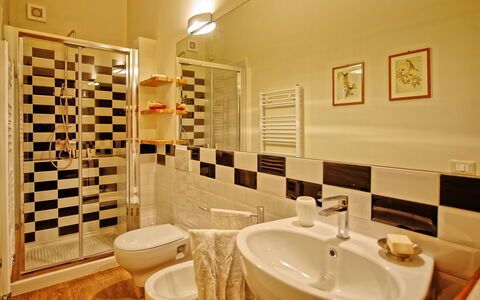 Villa Marietta: Baño, Habitación, Propiedad, Loseta, Diseño De Interiores, Pared, Edificio, Bienes Raíces, Casa, Arreglo De Tubería