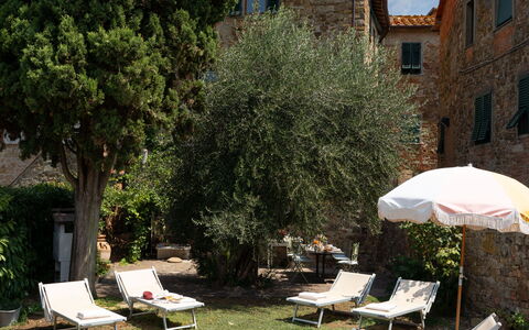 Villa Fracassini: Agua, Planta, Cielo, Edificio, Propiedad, Nube, Piscina, Sombra, Mueble Para Exteriores, Hierba