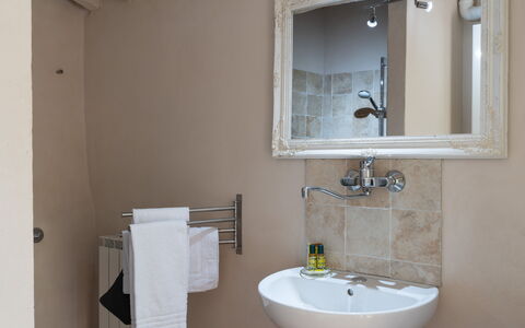 Villa Fracassini: Espejo, Grifo, Lavabo Del Baño, Arreglo De Tubería, Lavabo, Baño, Diseño De Interiores, Púrpura, Madera