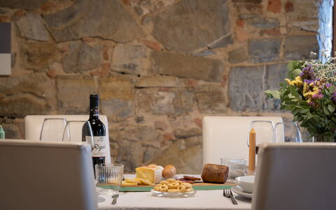 Villa Fracassini: Comida, Mesa, Botella, Vajilla, Planta, Drinkware, Plato, Diseño De Interiores, Flor, Madera