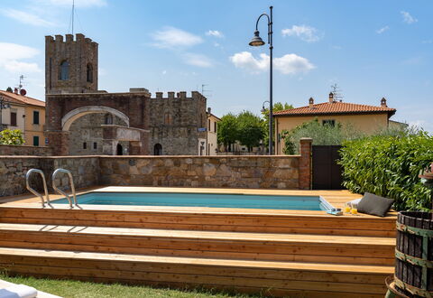 Villa Fracassini: Nube, Cielo, Agua, Planta, Edificio, Piscina, Árbol, Hierba, Luz De La Calle, Ocio