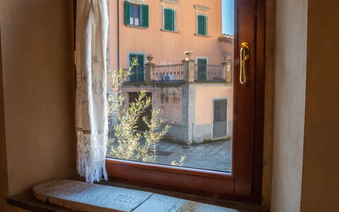 Il Pigionale: Marrón, Manchas De Madera, Maceta, Planta De Casa, La Luz Del Día, Balcón