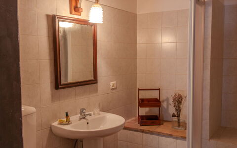 La Miccia: Lavabo Del Baño, Pared, Arreglo De Tubería, Lavabo, Baño, Diseño De Interiores, Piso, Espejo, Madera, Suelo