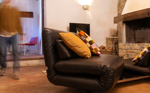 La Miccia: Mueble, Piso, Diseño De Interiores, Suelo, Sala, Sofá, Comodidad, Habitación, Naranja, Casa