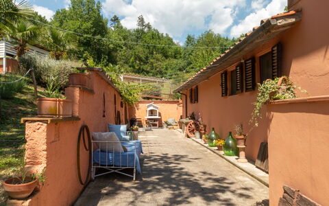 Podere Il Doccio: Pared, Maceta, Puerta, Planta De Casa, Hacienda, Patio, Sombra, Ladrillo, Balcón, Losa