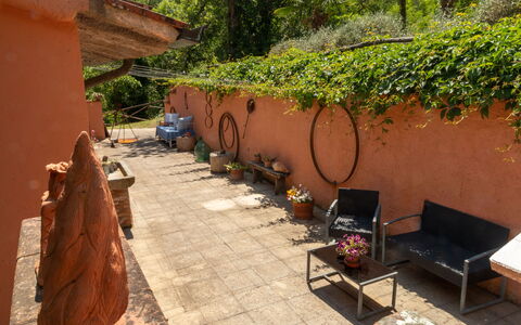 Podere Il Doccio: Maceta, Sombra, Jardín, Planta De Casa, Losa, Patio Interior, Mueble Para Exteriores, Manchas De Madera, Paisajismo, Yarda