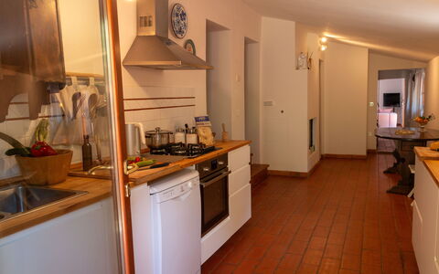 Podere Il Doccio: Cocina, Aparato De Cocina, Mostrador, Piso, Electrodoméstico, Mueble, Diseño De Interiores, Suelo, Madera, Gabinetes