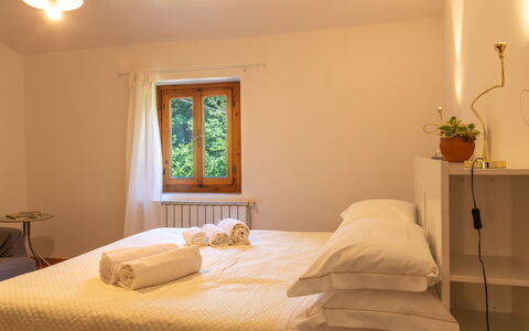 Podere Il Doccio: Cama, Habitación, Sábana, Diseño De Interiores, Pared, Lecho, Mueble, Madera, Suelo, Piso