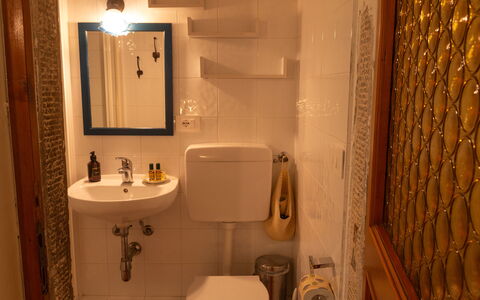 Podere Il Doccio: Lavabo Del Baño, Baño, Pared, Arreglo De Tubería, Diseño De Interiores, Lavabo, Espejo, Asiento Del Baño, Grifo, Plomería