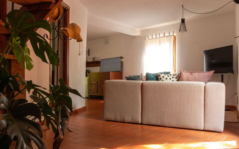 Podere Il Doccio: Mueble, Diseño De Interiores, Piso, Suelo, Pared, Madera, Sofá, Habitación, Sala, Encendiendo