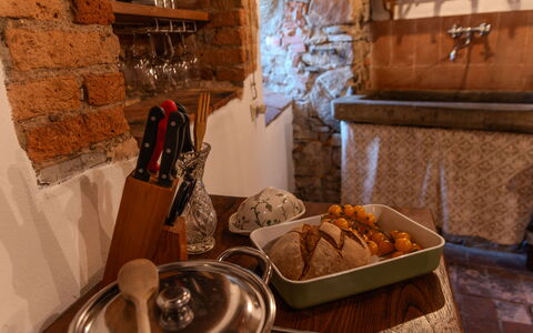 Casa Di Vignolo: Mueble, Diseño De Interiores, Comida, Habitación, Mostrador, Manchas De Madera, Cocina Y Comedor Mesa, Lámpara, Silla, Utensilios Para Servir